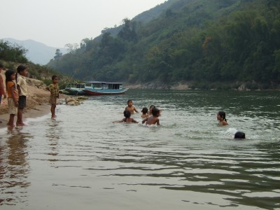 badende Kinder im Nam Ou