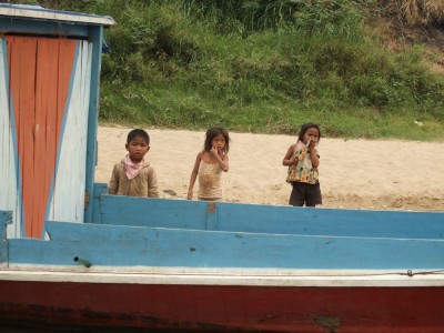 die Kinder kleiner Siedlungen am Fluss